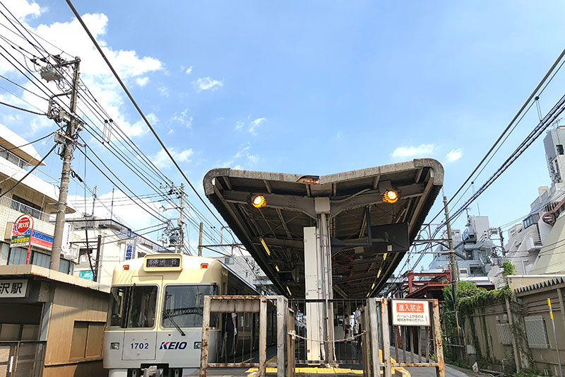 暑すぎて街にも人が少ないですが、駅も少なめですね