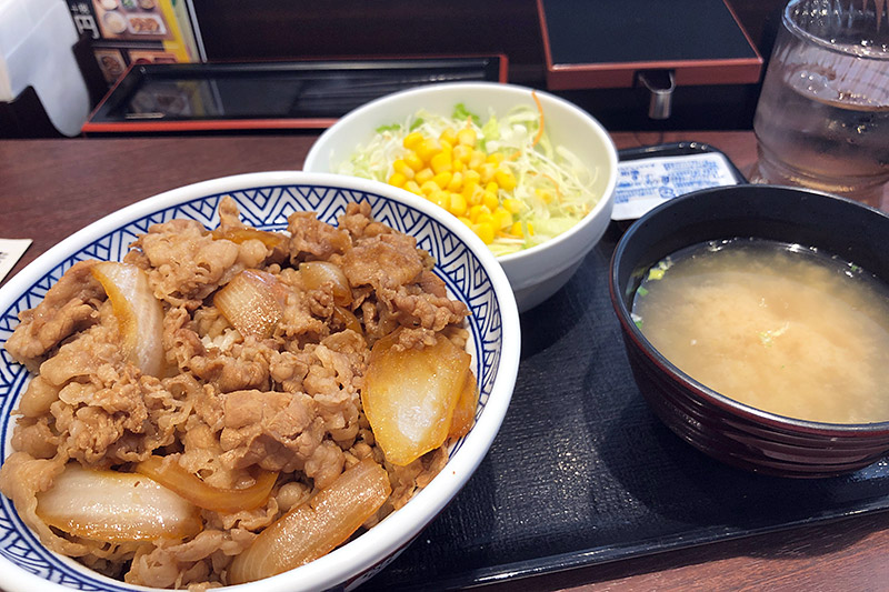 「牛丼あたまの大盛」452円(税別)、「サラダ・味噌汁セット」139円(税別)