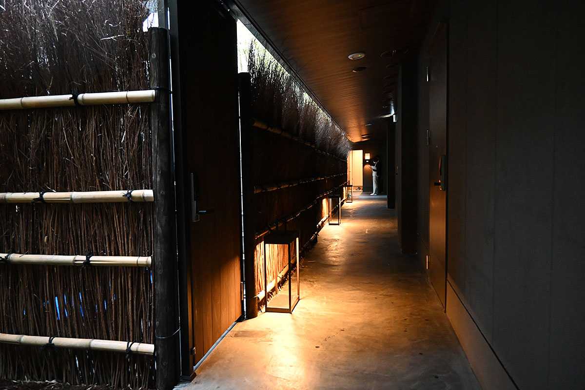 フロントから一度建物を出て通路を進みます