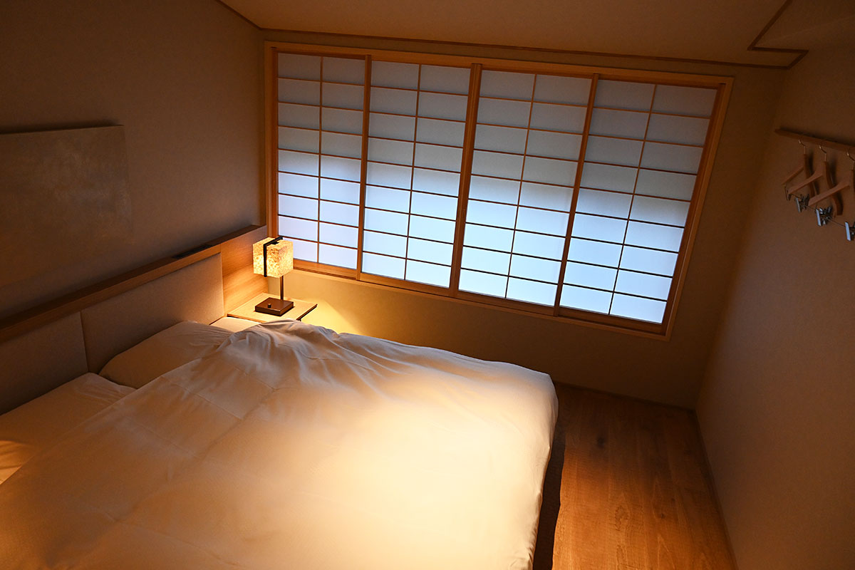 こちらのお部屋のベッドはキングサイズを上回る200cm幅、最高級の安らぎを感じてください