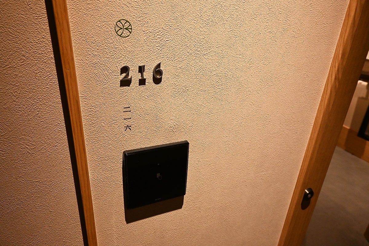 客室216へ
