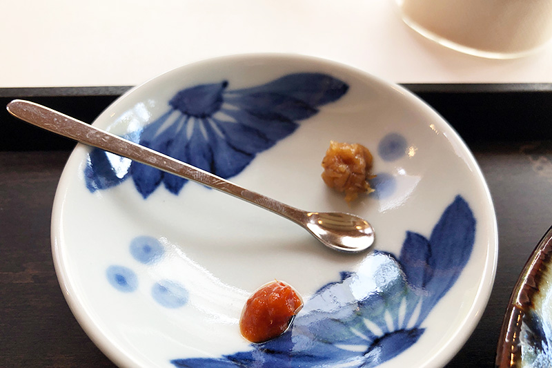 米麺に付いてくる、かんずりと金山寺味噌で味変