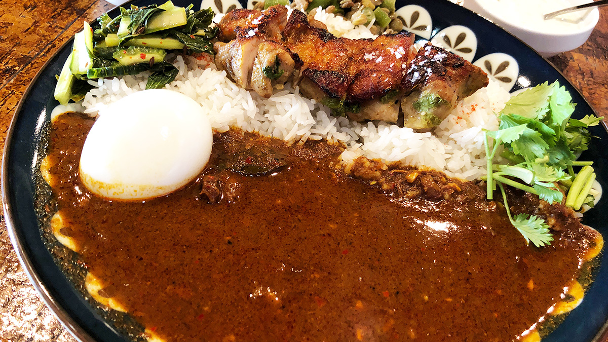 カレーハウスハタの「ベースカレー 全部のせ」