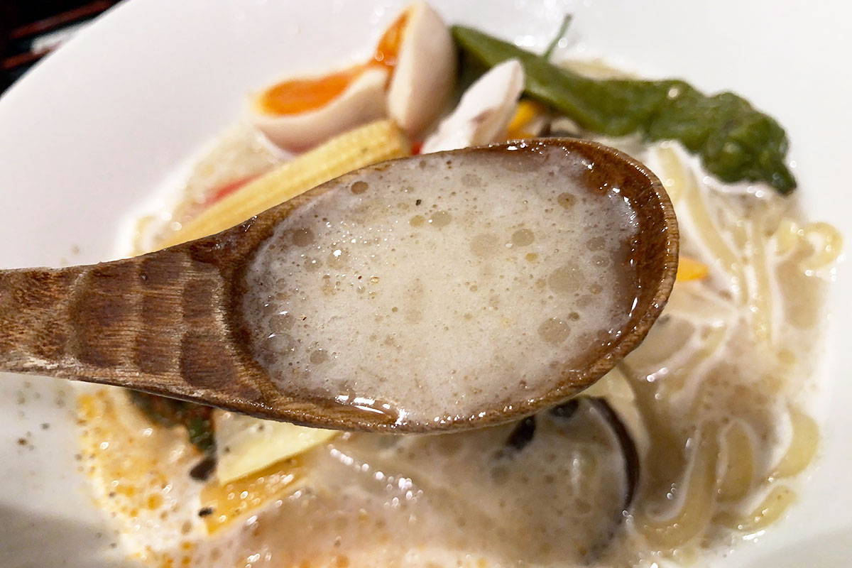 清湯スープがベースだけど、ちょっと白濁でクリーミー