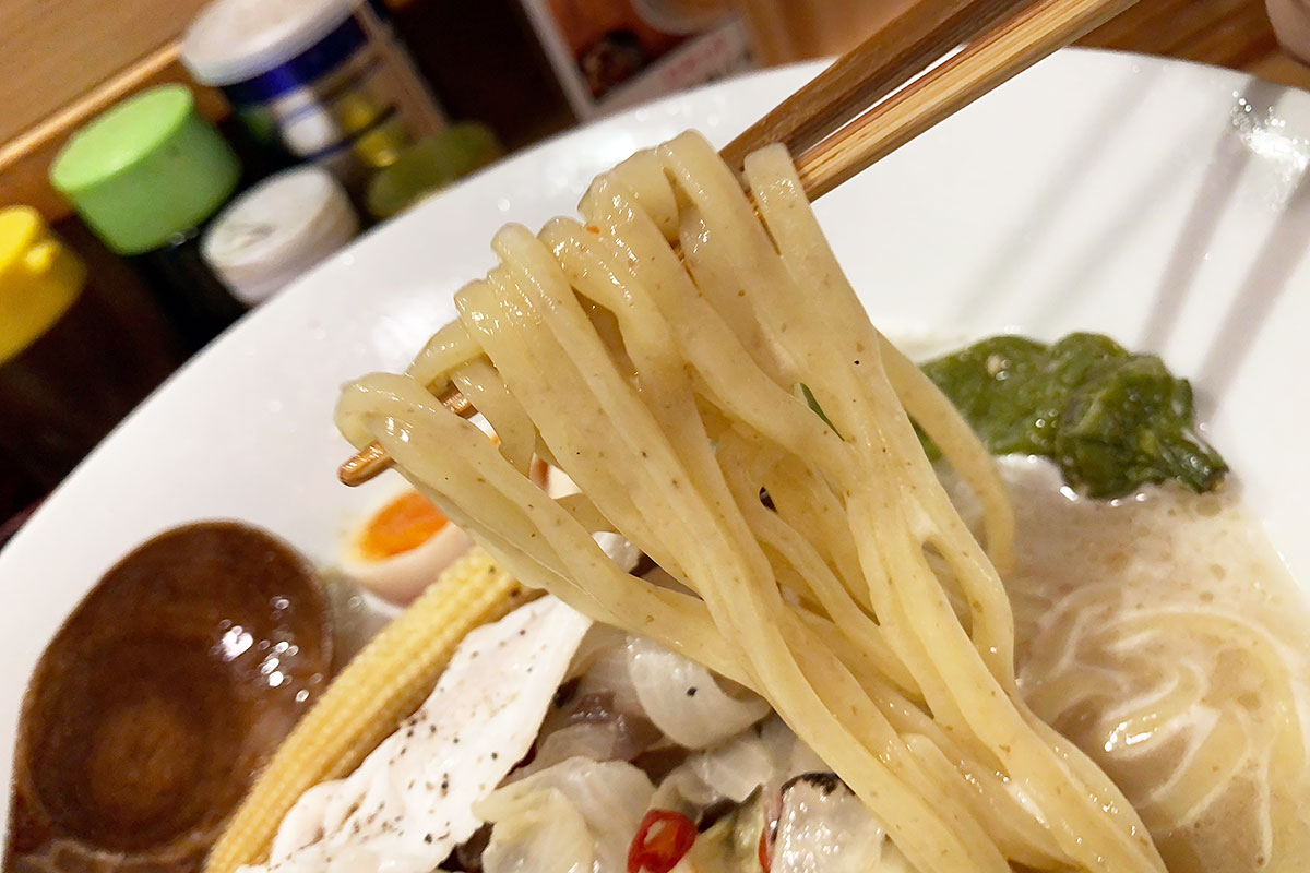 麺は太い平麺