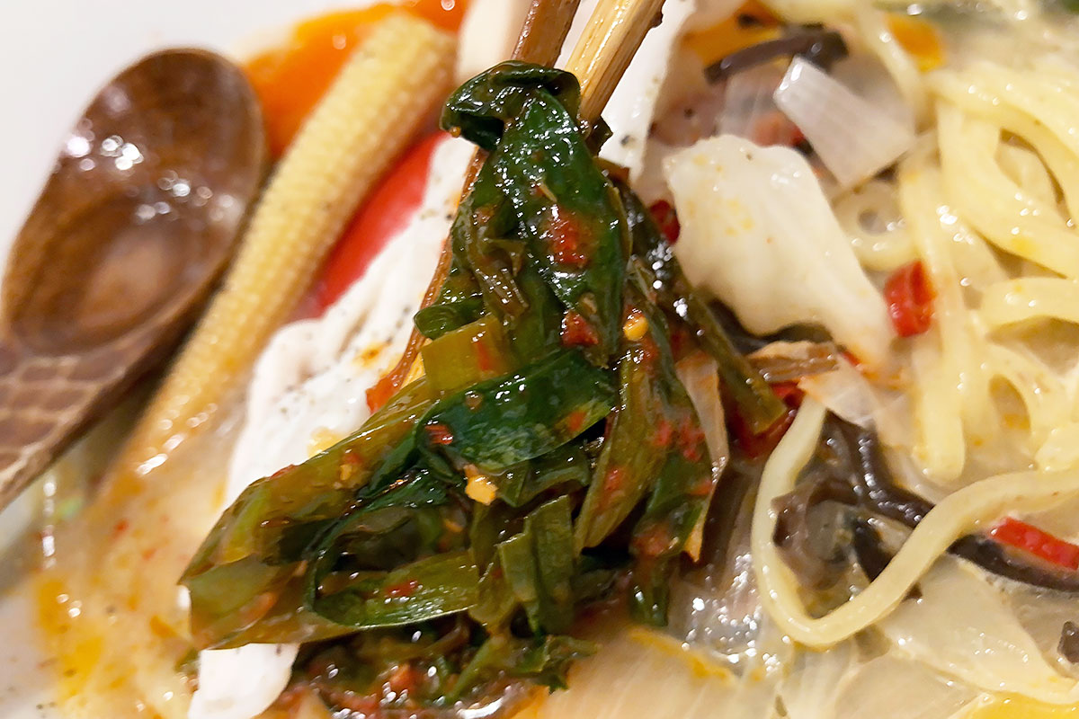 ピリ辛要素はニラの豆板醤炒め由来