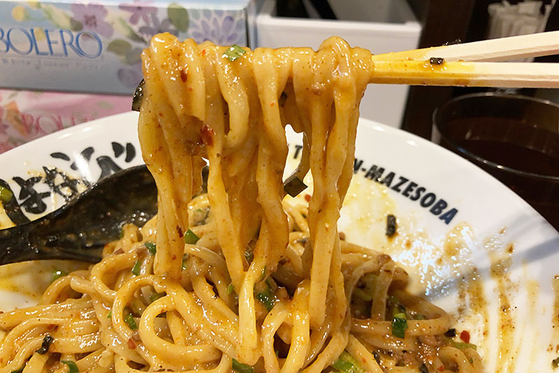 味は強烈、そして太麺にその強力な味が絡む
