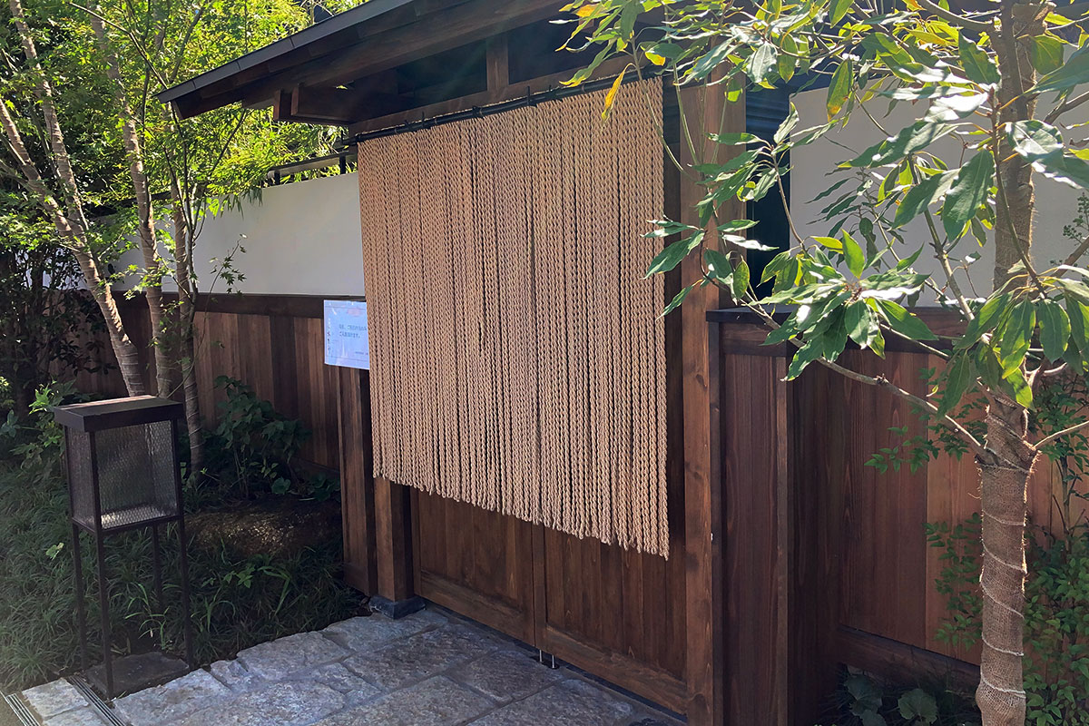 こちらは「茶寮 月かげ」「割烹 月かげ」の入り口