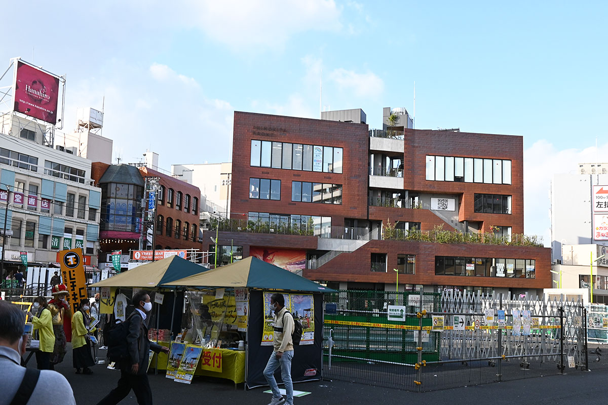 下北沢駅東口前、目の前にあるのが下北沢カレーフェスティバルの受付で、後ろにある茶色のビルがシモキタフロントです。駅前が整備されたらホントにすぐソバなんだけどなぁ