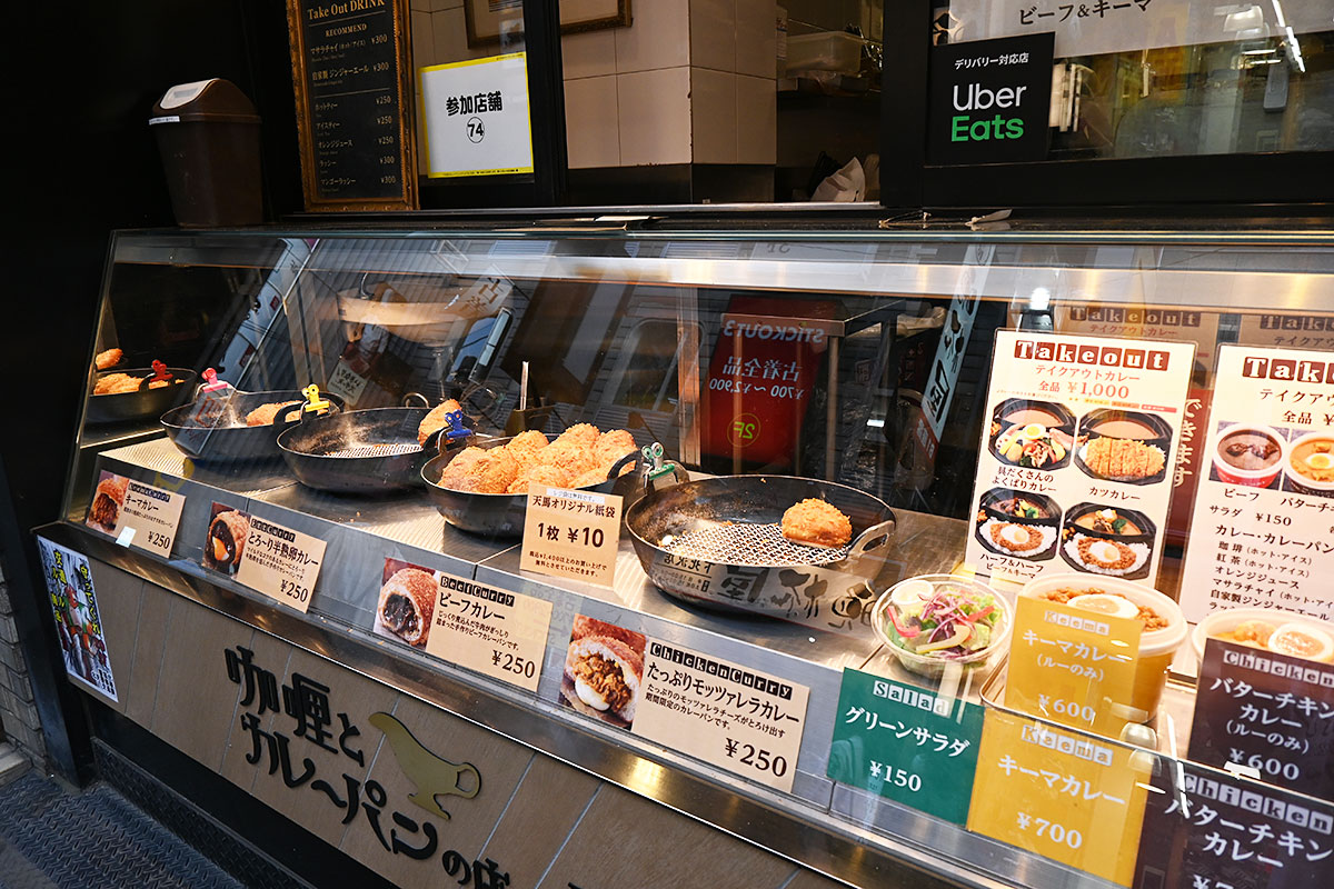 カレーパンは店頭で購入できます