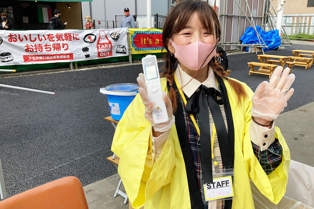 受付で検温と