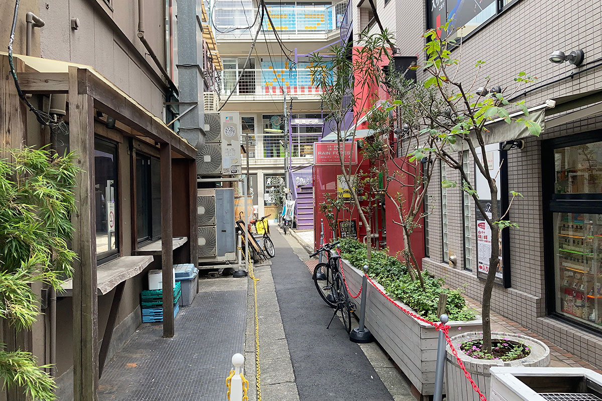 お店の場所はちょっとわかりにくいのですが、この路地を入った突き当たりの左にあります