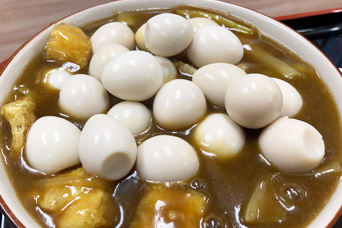 カレーに浮かぶウズラの卵、1・2・3、、、20個ありますね。どうして、20個も載せてしまったのか