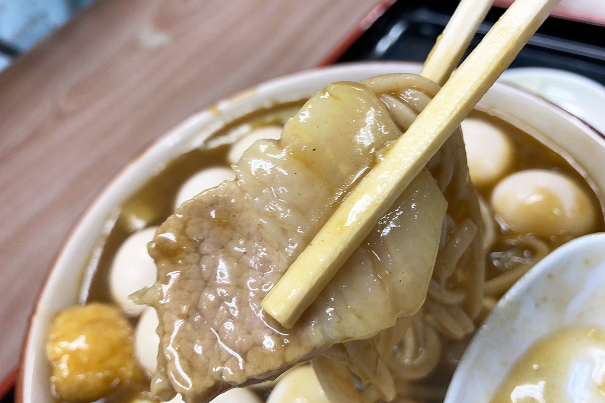 ちなみに、この豚肉がねとっても美味しいんです。が、背景には未だ無数のウズラの卵が