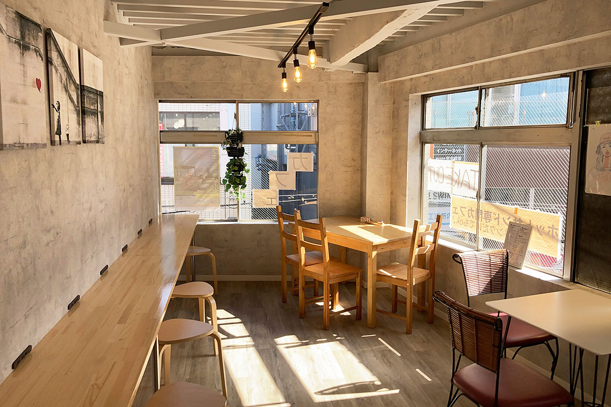 小さなお店ですが明るい店内で気持ちも晴れやかに