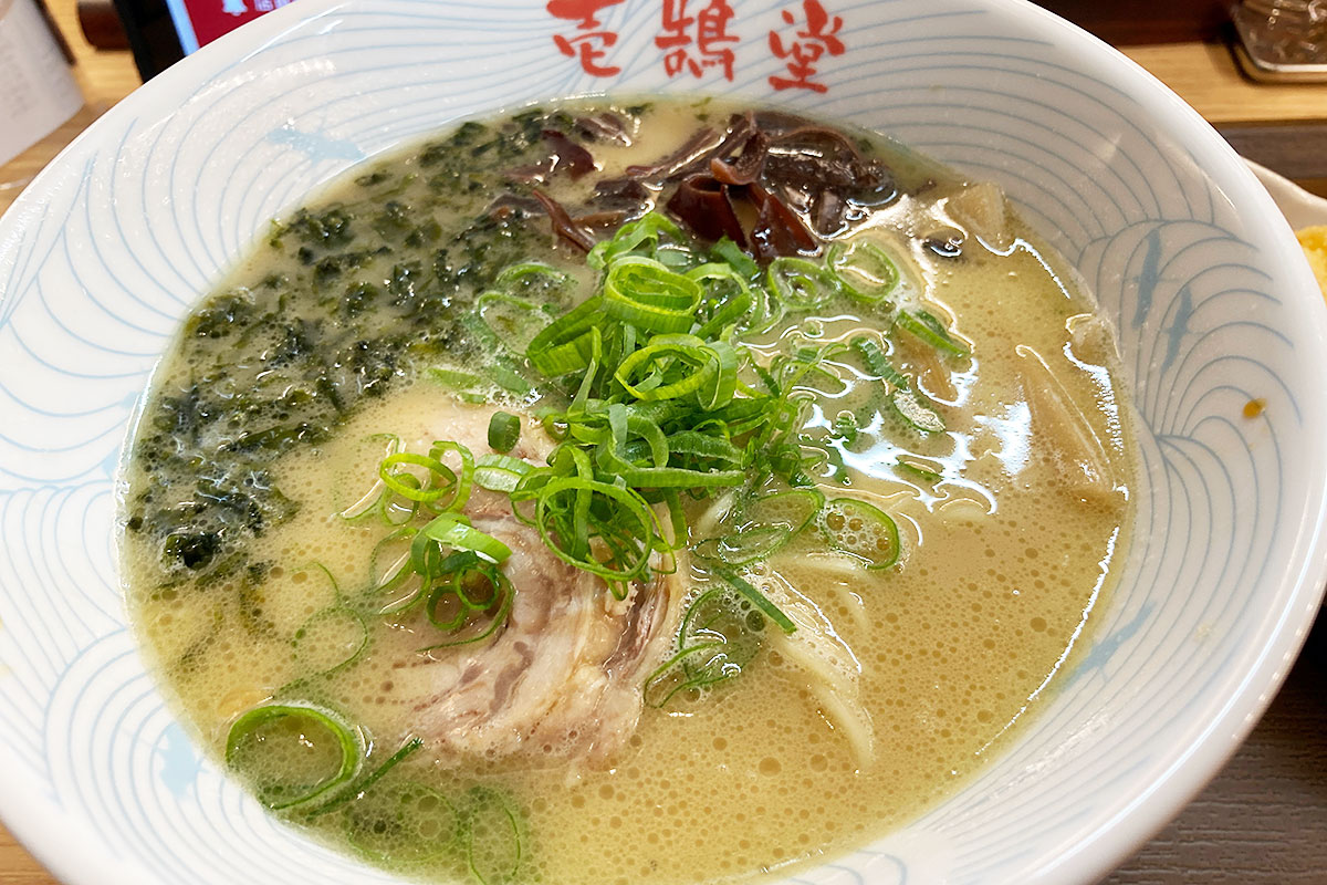 キクラゲが載っていたりして、ぱっと見は豚骨的な雰囲気