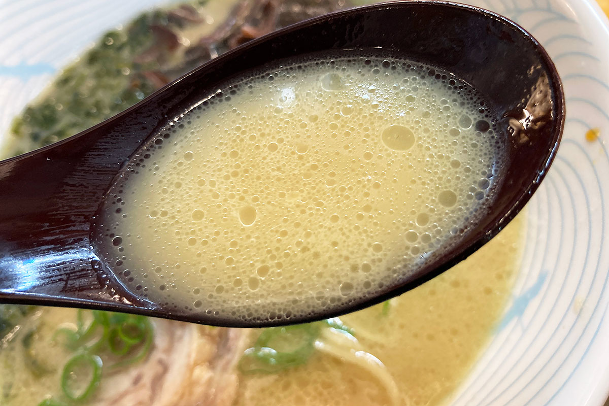 スープは乳白色、豚骨よりは色が濃いですね