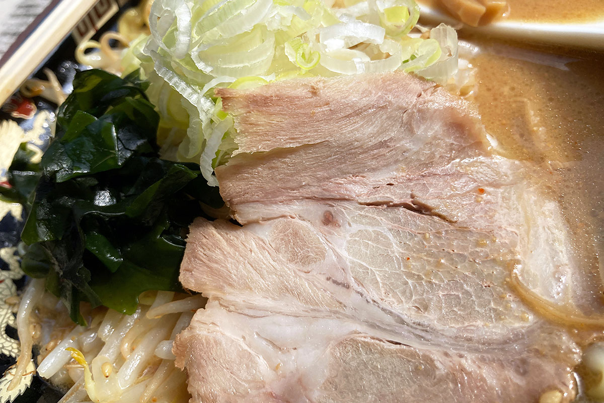 もやし、ネギ、わかめ、メンマ、そしてチャーチュー