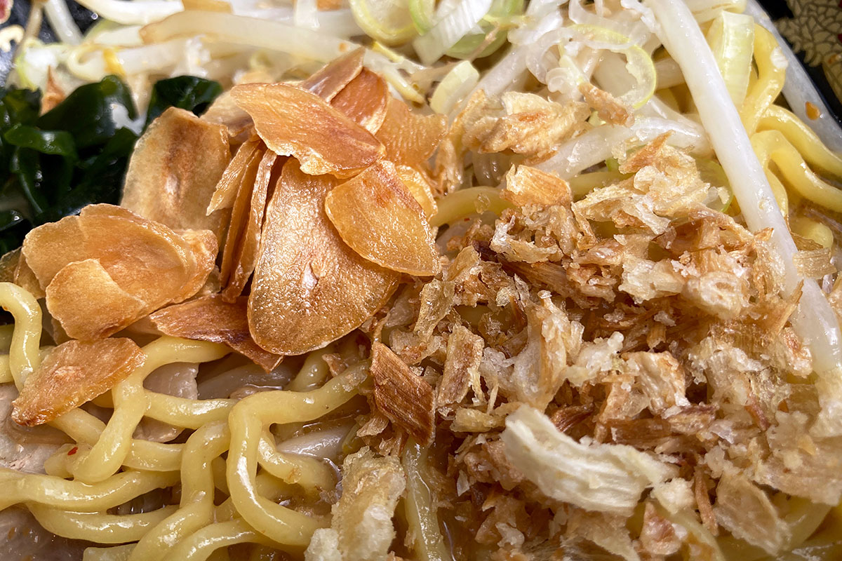 揚げニンニクに揚げたまねぎ