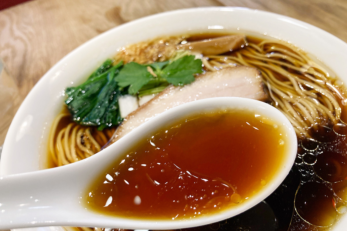 醤油スープに鶏油が生み出すアート