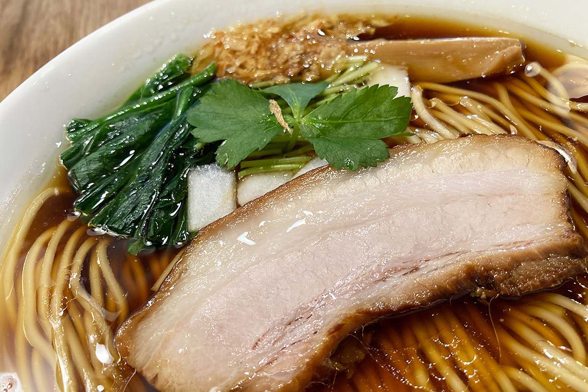 具材はチャーシューにめんま、ほうれん草、刻み玉ねぎ、フライドオニオン、そして三つ葉