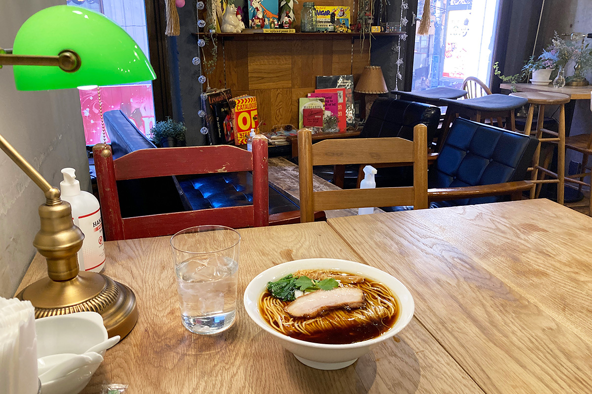 DUKE SALOONのオシャレな店内にも、とっても似合うラーメンです