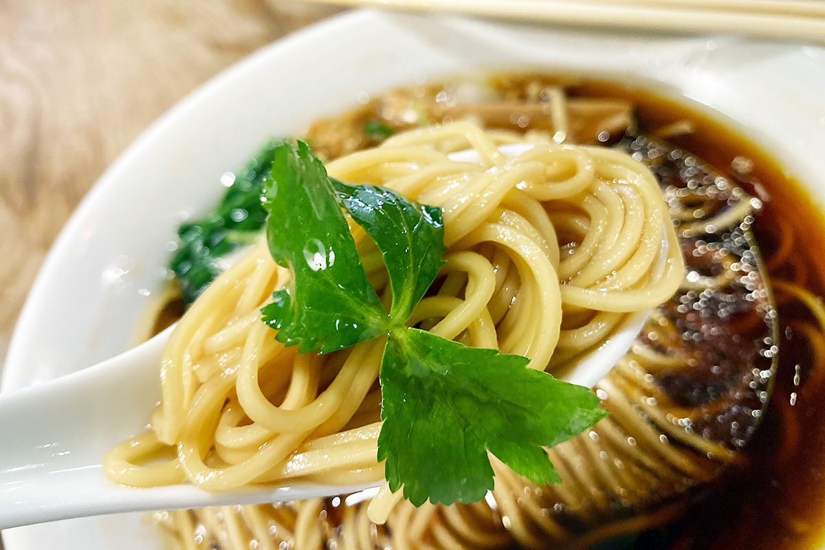 三つ葉の存在がこのラーメンの美味しさをさらに際立たせます