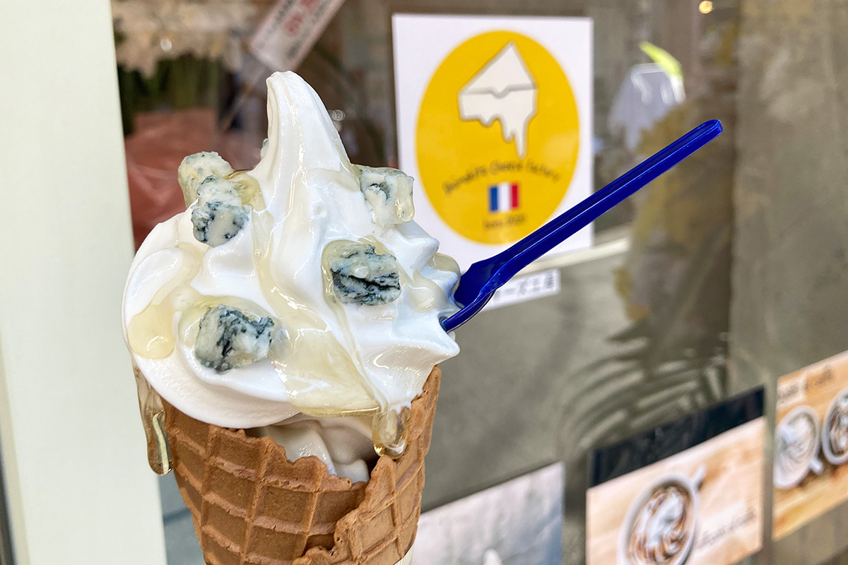下北沢チーズ工房の「ゴルゴンゾーラチーズソフトクリーム」500円(税込)
*プレオープン価格です