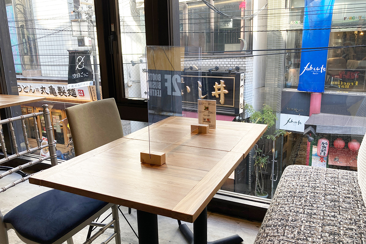 商店街側も全面ガラス張りで、ほーーーんとうに明るい店内