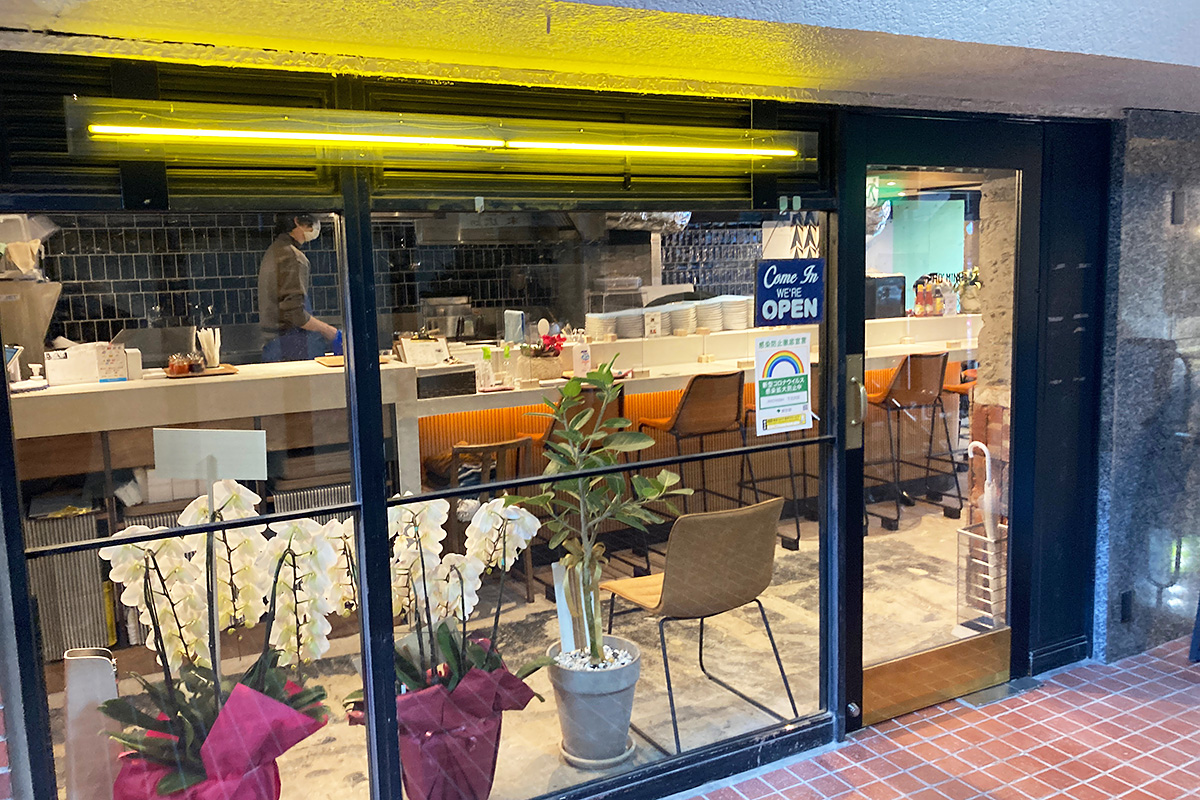 お店は階段を上がった二階、全面ガラス張りで明るい雰囲気のお店です