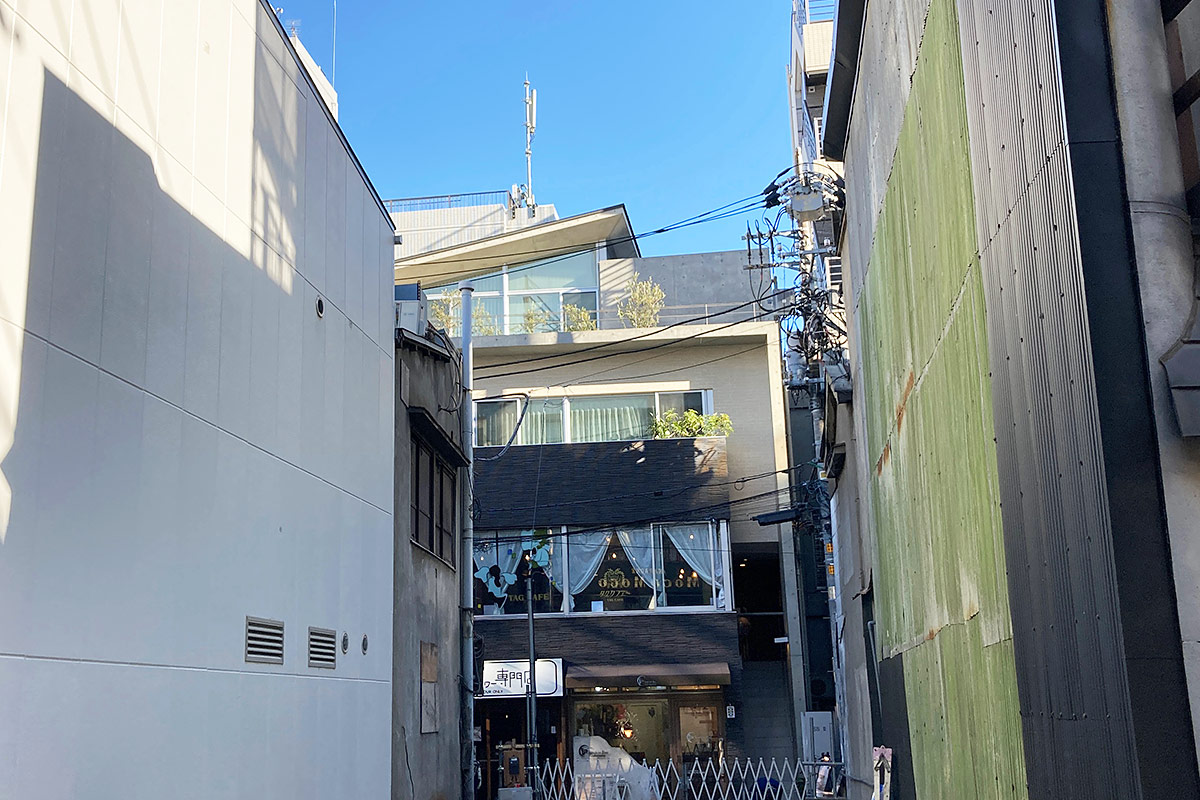 ついこの前までは、南口商店街からもお店が見えました。すでに手前のスペースに鉄骨が組まれてしましたが、、、