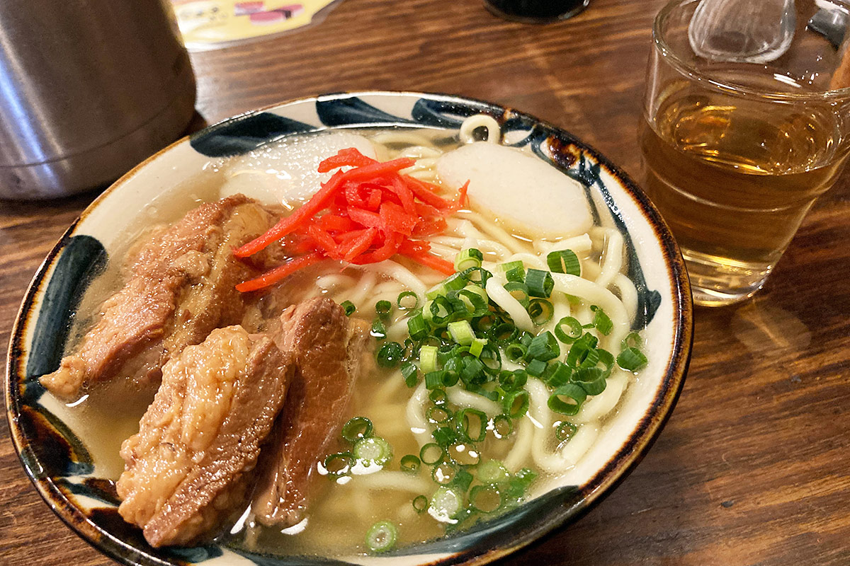 丸安そばの「らふてーそば」