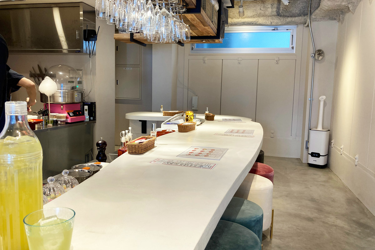 ちなみに、こんな感じのカウンター席のみのおしゃれなお店です。そして、わたあめは完成、それをできたてパスタに、、、