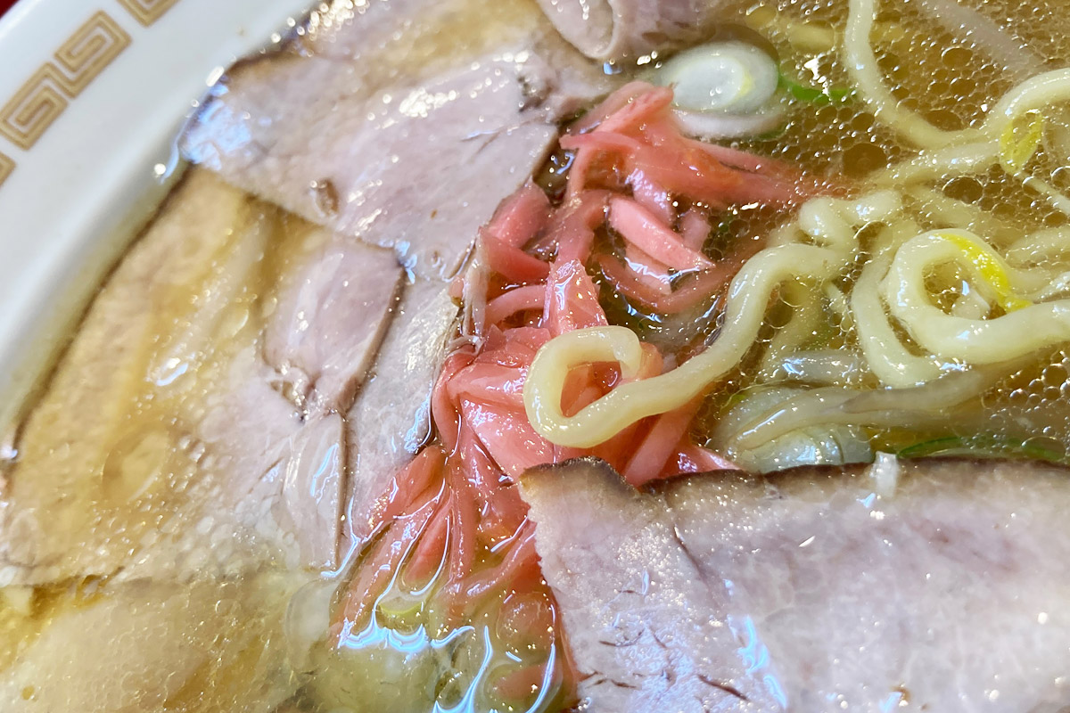 丼一杯のチャーシューの下には定番の紅ショウガ