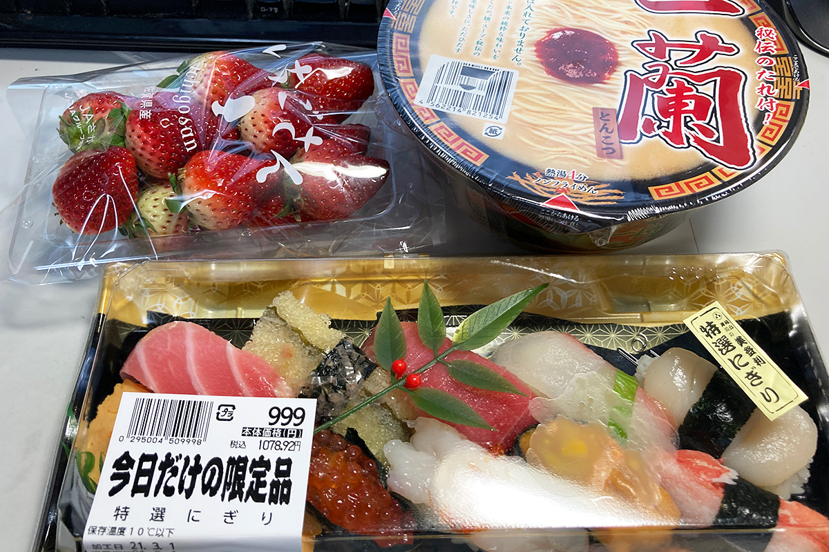 思わず買ってしまった、美登利寿司の特選にぎり。安かったイチゴと、売り切れで全然買えなかった一蘭のカップラーメンも購入