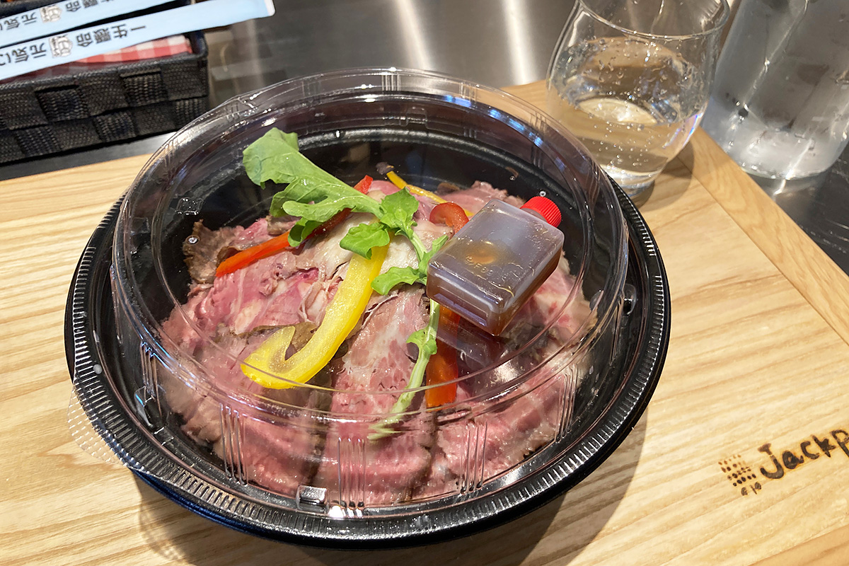 「ローストビーフ丼」1000円（税込）、テイクアウト用のメニューですが店内でも食べられます
