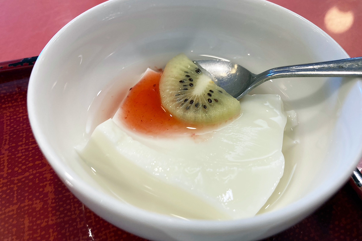 同じ豆腐でもこちらは杏仁豆腐、キウイとイチゴソースがかかっていて、こちらも酸味あるデザート