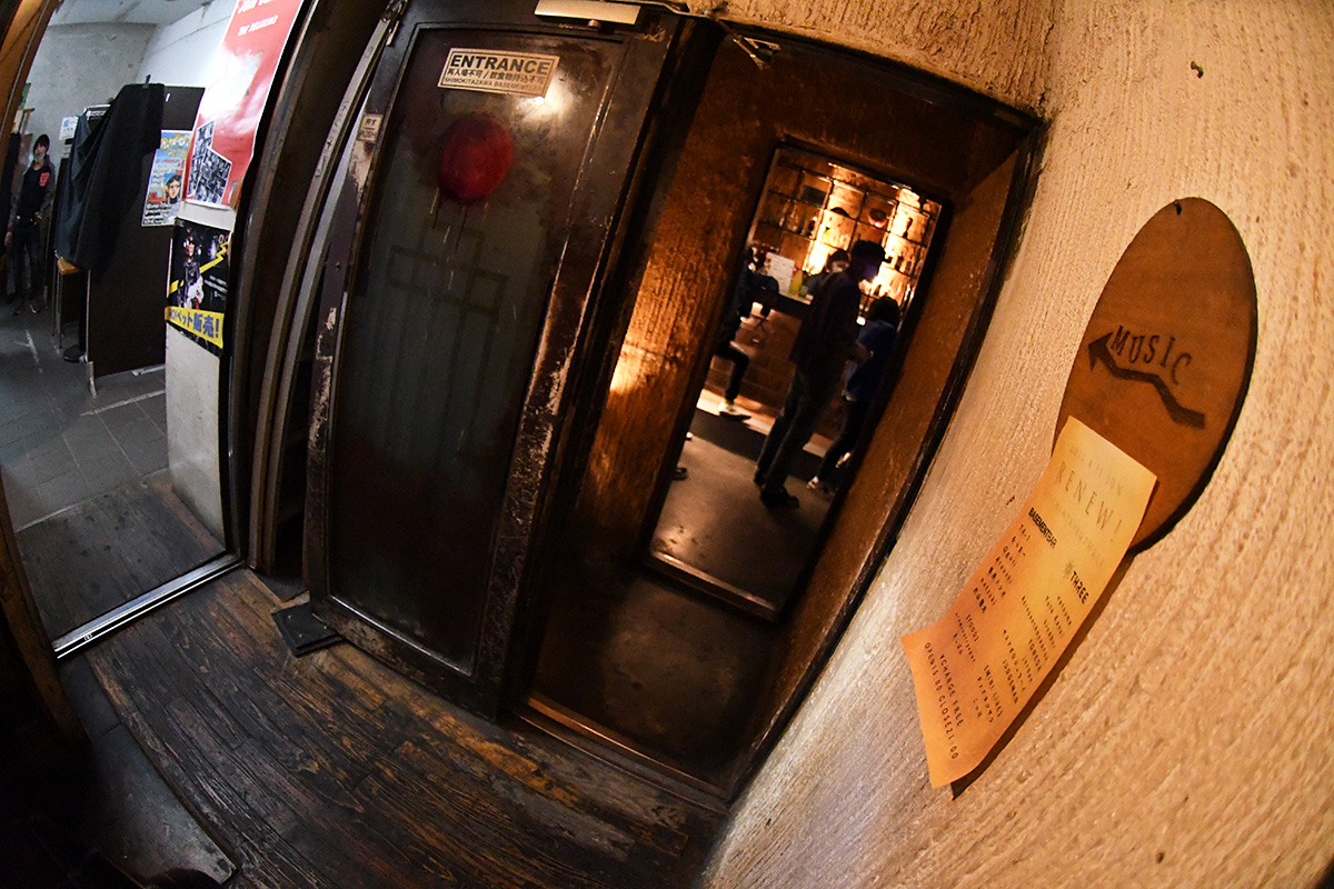 それでは新しくなった『BASEMENTBAR』へ