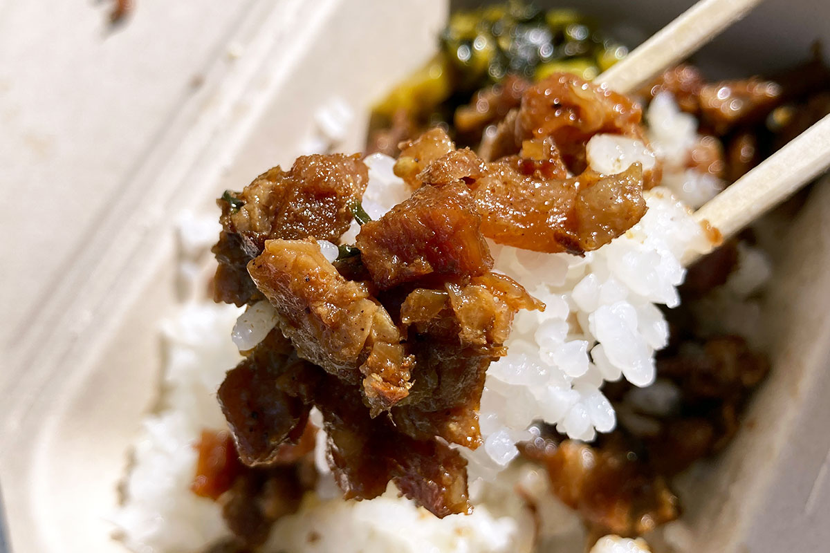 しっかりと味付けされた「魯肉飯」