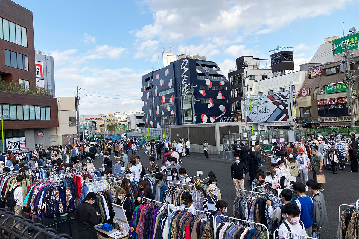 かなり広いスペースに、実際に下北沢にお店を持つ古着店15店舗が集結