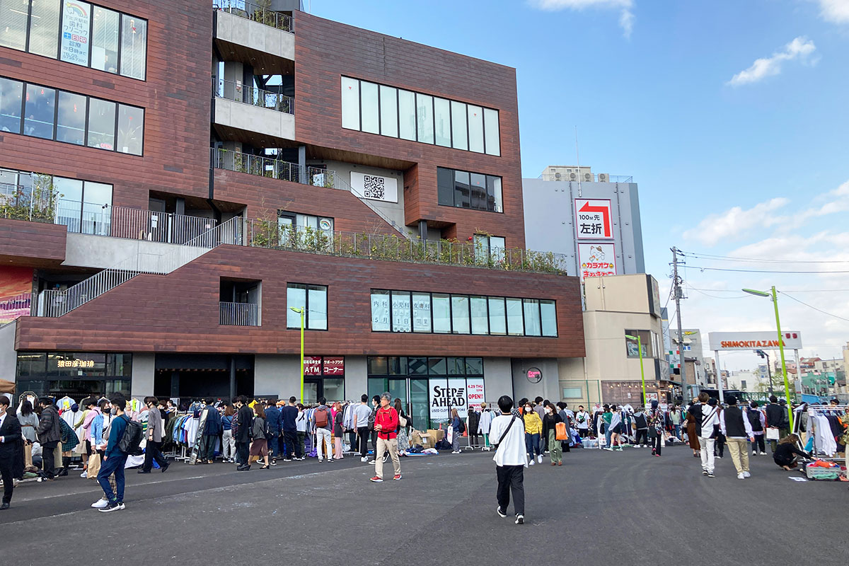 広々としたスペースで、古着が選び放題