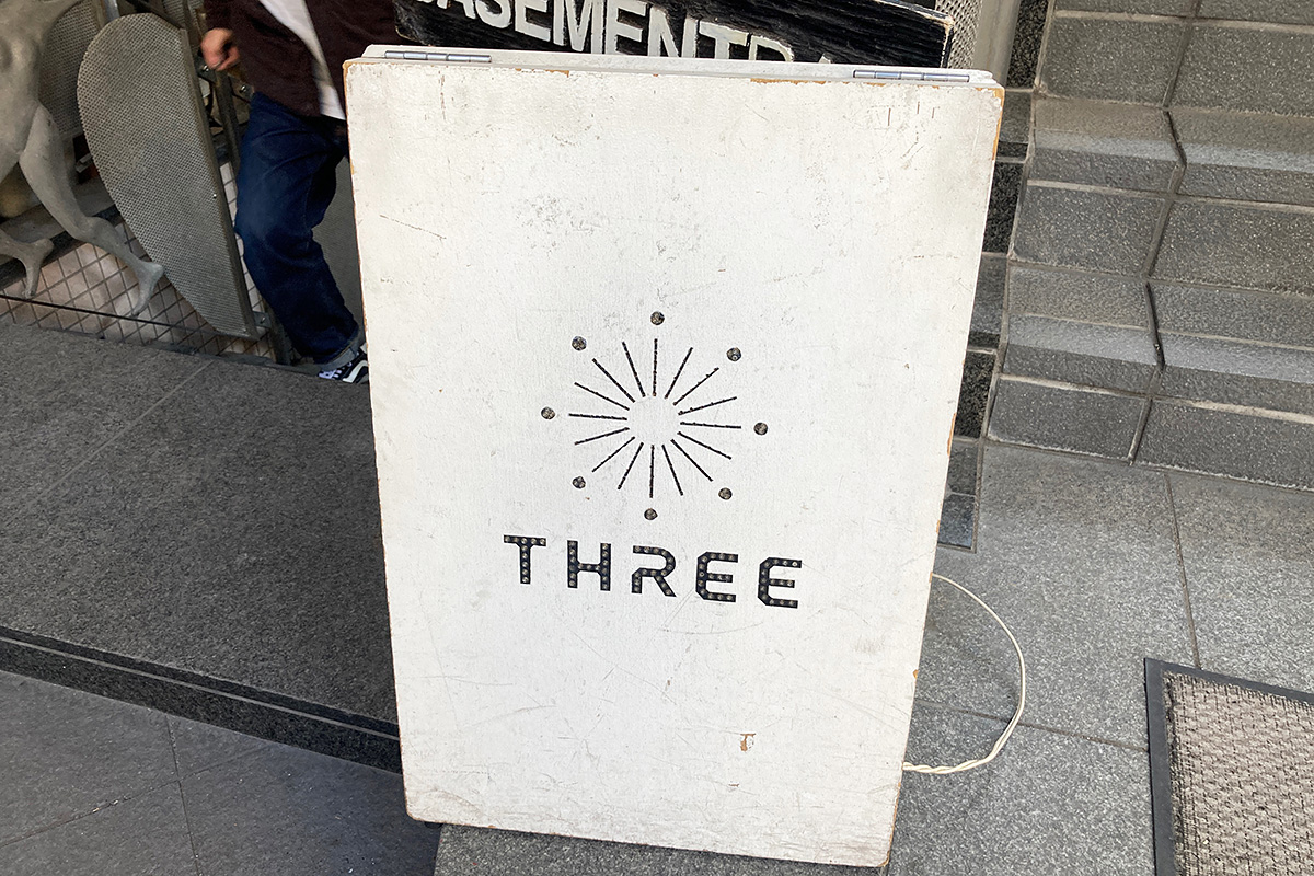 『THREE』は4月10日にリニューアルオープン