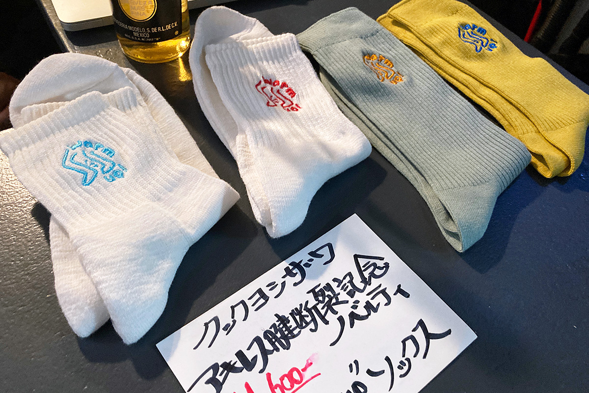 受付では『BASEMENTBAR』クック店長のアキレス腱断裂記念ソックスとか売ってる