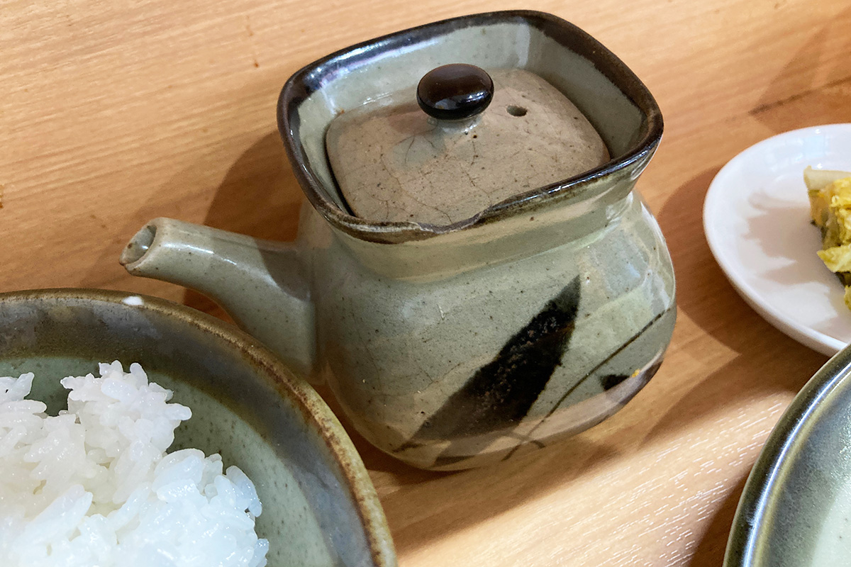 こちらはお醤油、ソースはおっきなツボに入っています