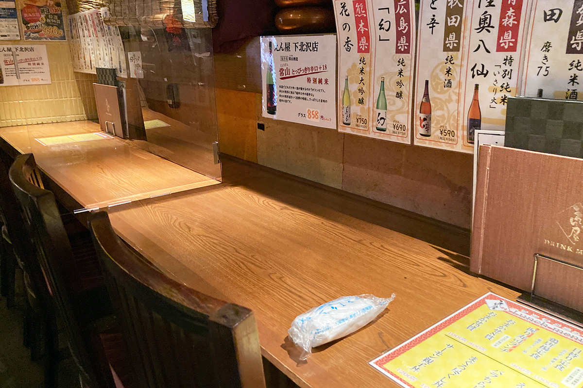 カウンター席は仕切り板完備