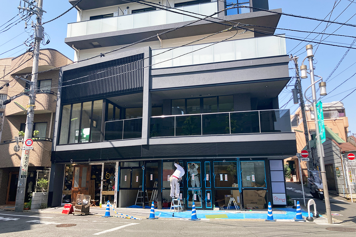 餃子の王将の先、右手の新築ビルの1Fにも新たなお店が