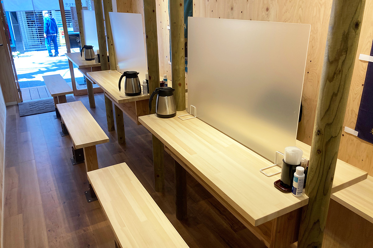 店内は仕切り板が設置されたテーブル席が4つ。ある意味カウンター的な雰囲気なので、一人でも気兼ねなく入れます