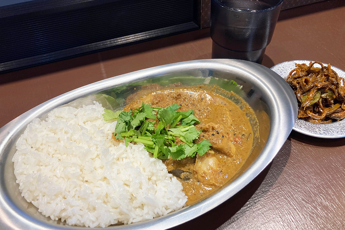 (オイシイカレー)の「やさしいチェティナードチキン」と「キクラゲのアチャール」