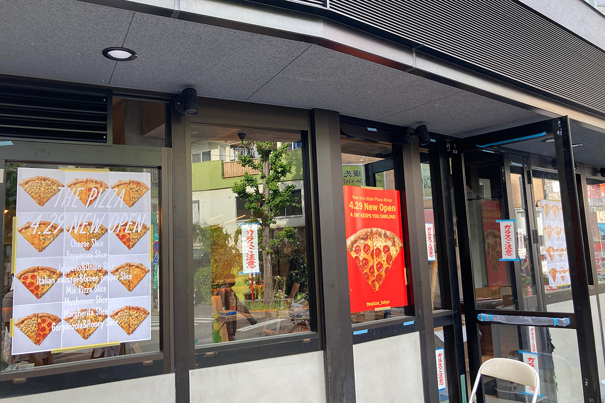 お店の工事が進み、カラーポスターも張り出されましたー
