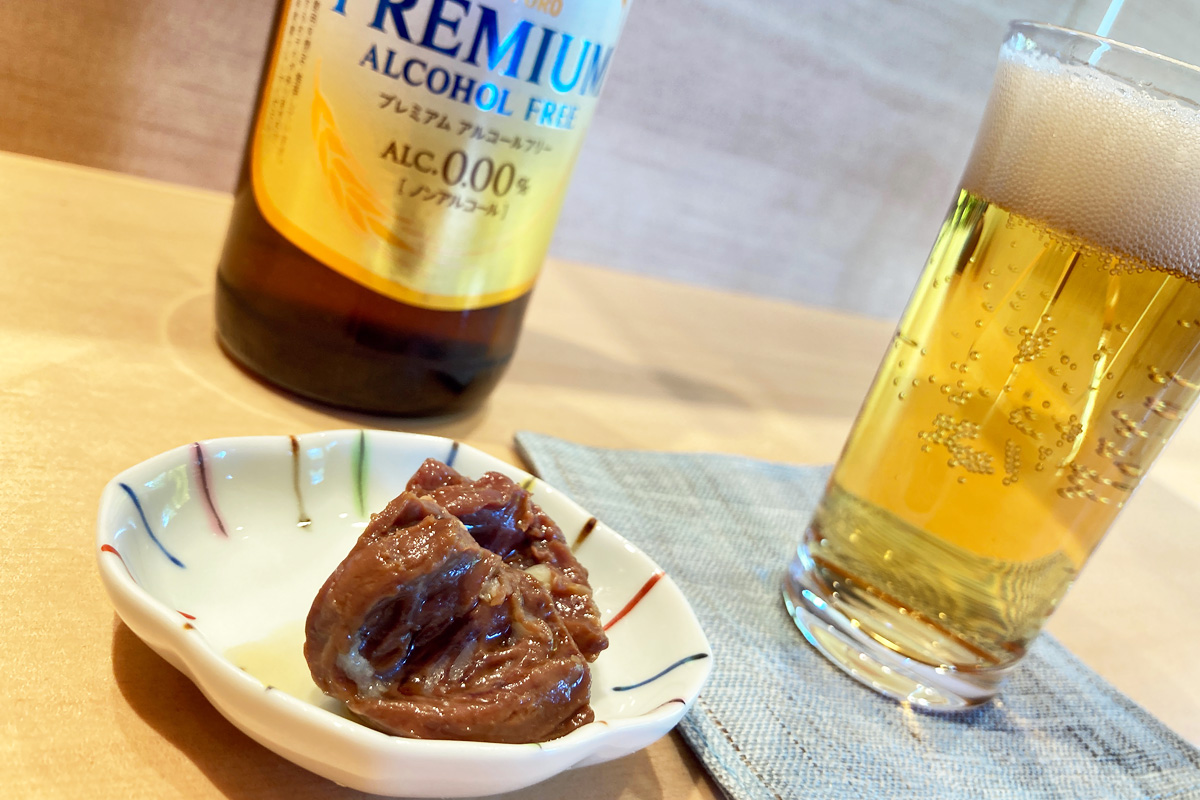 折角なのでノンアルコールビールを。一緒に添えられたのはランチのハツの佃煮